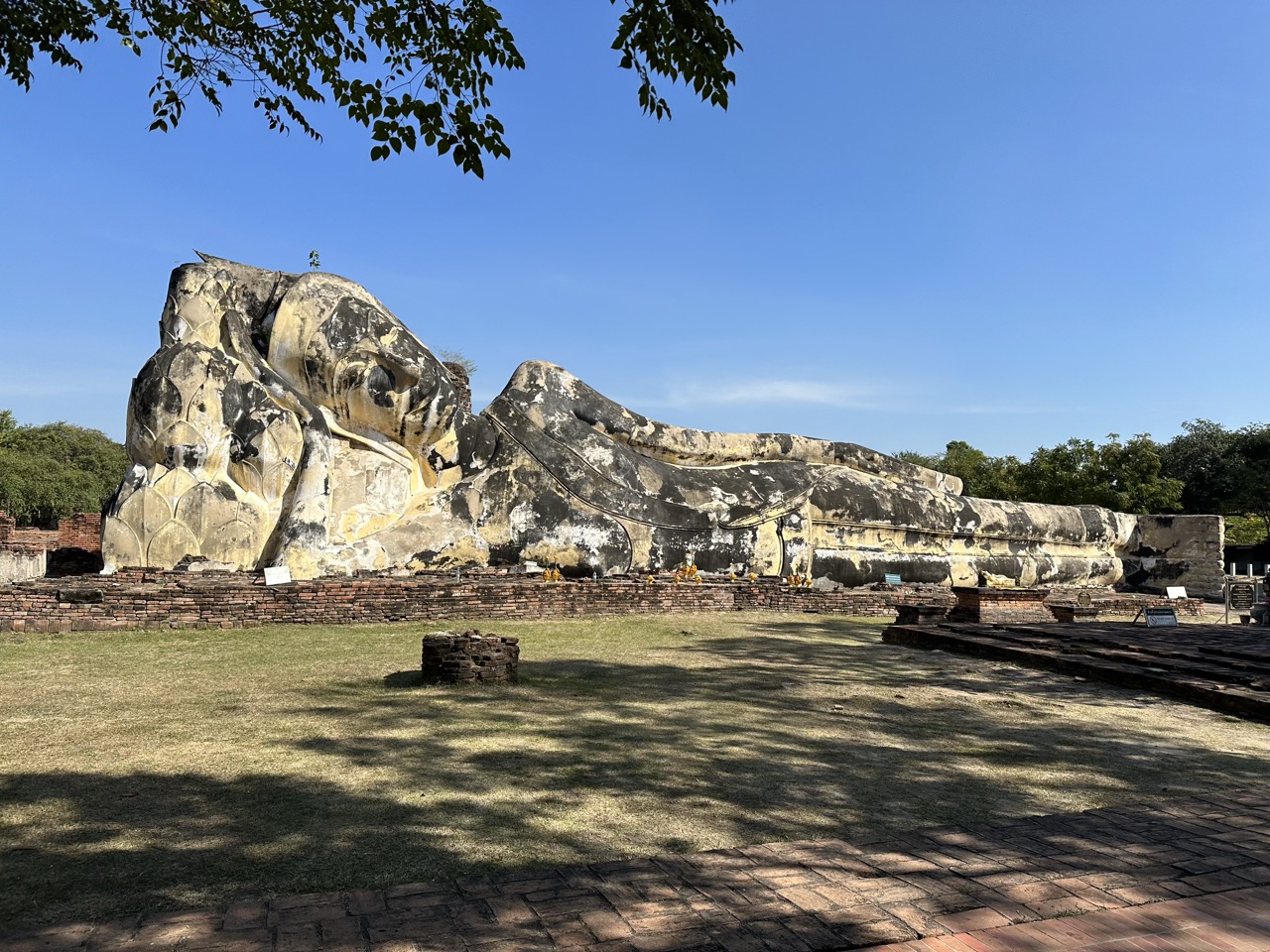 Wat Lokkayasutha lounding buddha